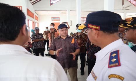 Gubernur Erzaldi Rosman bersama Kapolda Babel dan Danlanal Kepulauan Babel mengunjungi Pelabuhan Tanjung Gudang, Kecamatan Belinyu, Kabupaten Bangka, Kamis (19/3).(Pemprov Bangka Belitung)