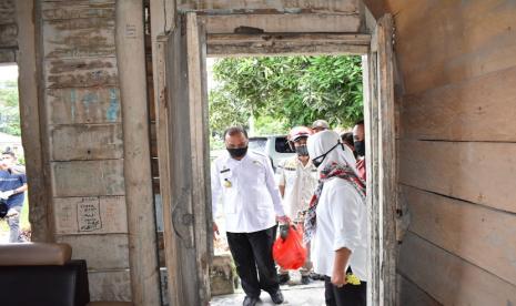 Gubernur Erzaldi Rosman bersama rombongan forkopimda mengantarkan sembako dari rumah ke rumah penduduk menggunakan sepeda motor, Rabu (20/5). Hal ini demi membantu masyarakat yang kurang mampu dan terkena dampak Covid-19 di Dusun Tuing, Mapur, dan Dusun Aik Tungket, Kec. Riau Silip, Kab. Bangka, Kepulauan Babel.