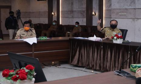 Gubernur Erzaldi Rosman imbau pemkab/pemkot se-Provinsi Kepulauan Bangka Belitung untuk merangkul profesi-profesi pada garda depan, salah satunya seperti pekerja media dalam menghadapi pandemi Corona Virus Disease 2019 (Covid-19).