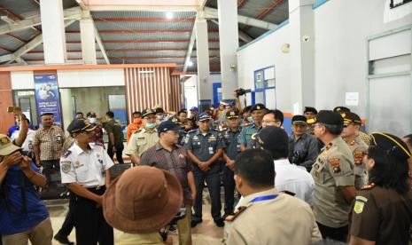 Gubernur Erzaldi Rosman melaksanakan program kegiatan pencegahan penyebaran Covid-19 atau sering disebut virus Corona dengan melaksanakan patroli dari pelabuhan ke pelabuhan yang ada di Kepulauan Babel.