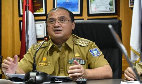 Gubernur Erzaldi Rosman melakukan video conference di ruang kerjanya bersama Kementerian Sosial RI. Dalam vidcon tersebut, kementerian sosial akan memberikan tambahan bantuan tunai sebesar 600 ribu per kepala keluarga selama tiga bulan, Selasa (14/3).