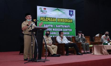  Gubernur Erzaldi Rosman memberangkatkan sebanyak 127 orang santriwan dan santriwati ke Pesantren Gontor, Jombang, Jawa Timur dan beberapa tempat lainnya, Selasa (16/6) pagi.