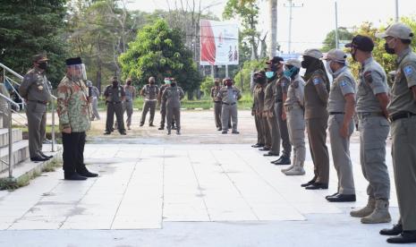 Gubernur Erzaldi Rosman memerintahkan para Satpol PP Provinsi Kepulauan Babel untuk rutin melakukan patroli ke berbagai tempat guna menegakkan disiplin protokol Covid-19.