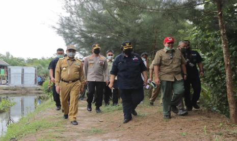 Gubernur Erzaldi Rosman mendampingi Menteri Lingkungan Hidup dan Kehutanan (LHK) RI, Siti Nurbaya Bakar meninjau Mangrove Munjang Kurau Barat, Kabupaten Bangka Tengah Senin (27/7).