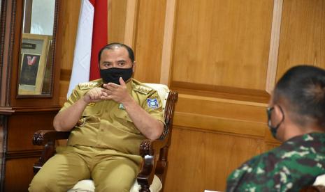  Gubernur Erzaldi Rosman mengadakan rapat lanjutan terkait pelaksanaan rapid test massal bersama Forkopimda Provinsi Kepulauan Babel yang dihadiri oleh Kapolda Kepulauan Bangka Belitung, Danrem Babel, Danlanud Babel, Danlanal Babel serta Kepala Laboratorium Kesehatan Provinsi Babel di Ruang Kerja Gubernur Kepulauan Babel, Senin (11/5).