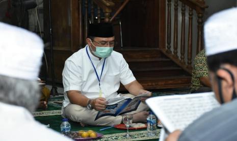 Gubernur Erzaldi Rosman menghadiri kegiatan Maghrib Mengaji di Masjid Al-Hasanah, Desa Delas, Kec. Air Gegas, Kab. Bangka Selatan, Kamis (23/7).