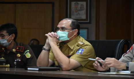 Gubernur Erzaldi Rosman saat menghadiri video conference rapat virtual dengan Menko Polhukam RI, Kementerian Agama RI, Kemendagri RI, dan BIN.