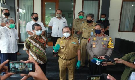  Gubernur Erzaldi Rosman saat meninjau pelaksanaan pengambilan sampel darah rapid test Covid-19 untuk para imam dan biarawan/biarawati se-Kevikepan Kep. Babel Keuskupan Pangkalpinang, bersama Kepala Kepolisian Daerah(Kapolda) Babel, Brigjen Pol. Anang Syarif Hidayat dan Kepala Dinas Kesehatan Provinsi Kepulauan Babel, drg. Mulyono di Keuskupan Pangkalpinang, Senin (27/4).