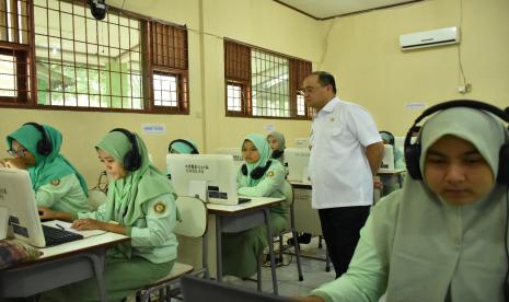 Gubernur Erzaldi Rosman saat meninjau Pelaksanaan Ujian Nasional Tingkat SMK Tahun 2020 di SMK Negeri 1 Pangkalan Baru, didampingi Kepala Dinas Pendidikan Prov. Kep. Babel, M. Soleh, Rabu (18/3/20).(Pemprov Bangka Belitung)