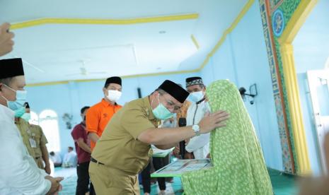 Gubernur Erzaldi saat menghadiri acara sedekah Nisfu Syaban di Masjid Nurul Huda Desa Mendo, Kabupaten Bangka, Selasa (30/3).