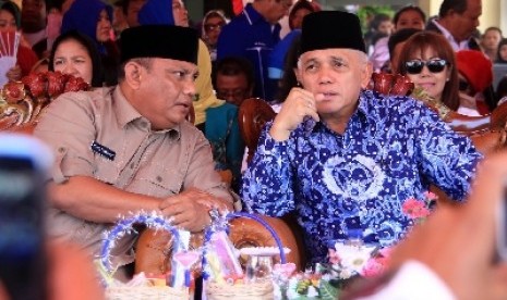 Gubernur Gorontalo Rusli Habibie (kiri).