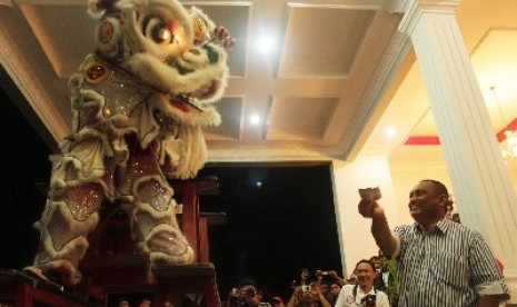 Gubernur Gorontalo, Rusli Habibie, memberikan angpao kepada Barongsai di pelataran rumah dinasnya, Senin (6/2) Wita.