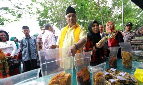 Gubernur Gorontalo Rusli Habibie (berkopiah). 