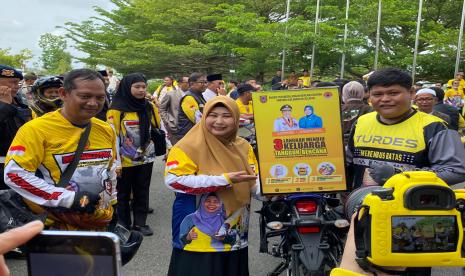 Gubernur H Sahbirin Noor atau Paman Birin dan Ketua TP PKK Provinsi Kalimantan Selatan Hj Raudatul Jannah atau akrab disapa Acil Odah, dalam rangka menyerap aspirasi masyarakat melalui kegiatan turin ke desa (Turdes) ke X tahun 2024.