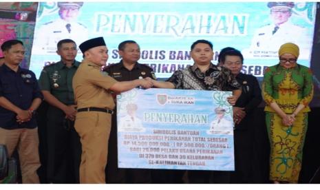 Gubernur H Sugianto Sabran menyerahkan bantuan operasional.