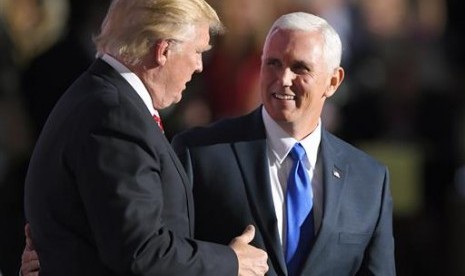 Gubernur Indiana Mike Pence (kanan) resmi mendampingi calon presiden Republik Donald Trump. Foo diambil dalam Konvensi Nasional Republik di Cleveland, Rabu, 20 Juli 2016.