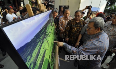 Gubernur Jabar Ahmad Heryanwan ditemani Bupati Sukabumi Marwan Hamam saat meninjau pameran foto alam Ciletuh pada launching 'Road To Ciletuh Geopark Festival' di Trans Studio Mall (TSM), Kota Bandung, Jumat (19/8). (Mahmud Muhidin)