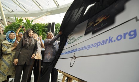 Gubernur Jabar Ahmad Heryanwan secara simbolis membuka tirai foto Web, Buku, dan Logo pada launching 'Road To Ciletuh Geopark Festival' di Trans Studio Mall (TSM), Kota Bandung, Jumat (19/8). (Mahmud Muhyidin)