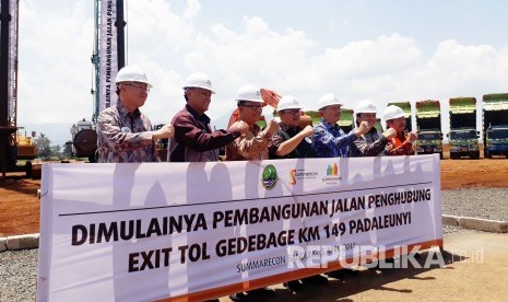 Gubernur Jabar Ahmad Heryawan (tengah) berfoto bersama dengan para pejabat dan pihak terkait usai meresmikan Ground Breaking Pembangunan Jalan Penghubung Exit Toll Gedebage KM 149 Padaleunyi di Summarecon Bandung, Jl Gedebage Selatan, Kota Bandung, Kamis (5/4).