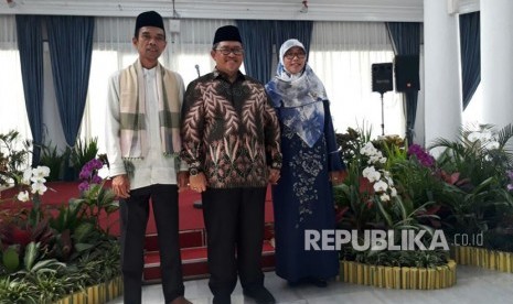 Gubernur Jabar Ahmad Heryawan (Aher) memberikan cendera mata pada Ustaz Abdul Somad usai makan siang di Rumah Dinas Gedung Pakuan, Jumat (30/3). 