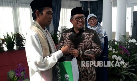 Gubernur Jabar Ahmad Heryawan (Aher) memberikan cendera mata pada Ustaz Abdul Somad usai makan siang di Rumah Dinas Gedung Pakuan, Jumat (30/3). 