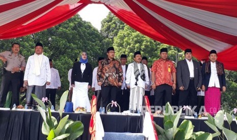 Gubernur Jabar Ahmad Heryawan (Aher) menghadiri Peringatan Hari Santri Nasional Tingkat Jabar di Alun-Alun Bandung, Kamis (26/10).