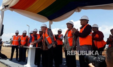 Gubernur Jabar, Ahmad Heryawan (Aher) meresmikan Ground Breaking Pembangunan Jalan Penghubung Exit Toll Gedebage KM 149 Padaleunyi di Summarecon Bandung Jl Gedebage Selatan Kota Bandung, Kamis (5/4).