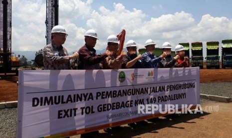 Gubernur Jabar, Ahmad Heryawan (Aher) meresmikan Ground Breaking Pembangunan Jalan Penghubung Exit Toll Gedebage KM 149 Padaleunyi di Summarecon Bandung Jl Gedebage Selatan Kota Bandung, Kamis (5/4).