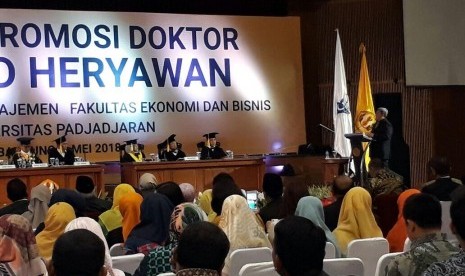  Gubernur Jabar Ahmad Heryawan  angkat Citarum dalam Disertasi Promosi Doktor di Unpad. Foto: Arie Lukihardianti/Republika