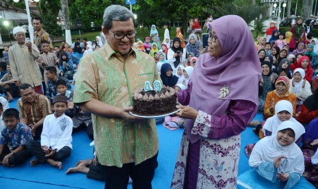 Gubernur Jabar Ahmad heryawan bersama istri memegang kue ulang tahun pada hari ulang tahunnya ke-49 di Gedung Pakuan, Kota Bandung, Jumat (19/6). Gubernur Jabar juga memberi santunan kepada ratusan anak yatim dari Rumah Yatim dan daerah sekitarnya sekaligu