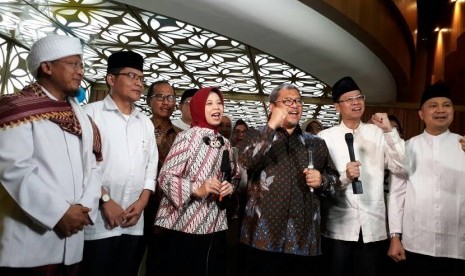 Gubernur Jabar Ahmad Heryawan bersama jajaran Direksi Bank BJB dan KH Abdullah Gymnastiar berfoto bersama saat perayaan HUT ke-56 Bank BJB di Bandung, Sabtu (20/5).