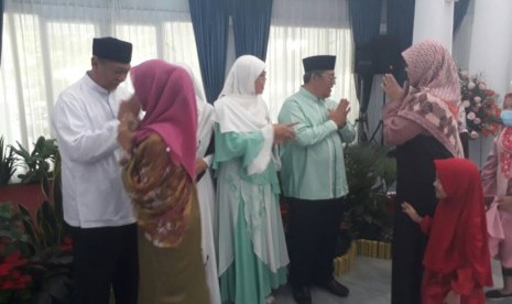 Gubernur Jabar, Ahmad Heryawan bersama Wakil Gubernur Jabar, Dedi Mizwar menggelar Open House idul fitri 1438 Hijriah di pendopo Gubernur Jabar, Ahad (25/6).