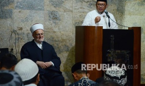 Gubernur Jabar Ahmad Heryawan dan Imam Masjid Al Aqsha Palestina Syeikh Ikrimah Shabri (kiri) pada ceramah Tarawih di Masjid Istiqomah, Kota Bandung, Ahad (12/6).