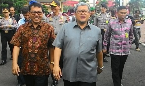 Gubernur Jabar Ahmad Heryawan dan Ketua Bawaslu Jabar Harminus Koto saat memantau persiapan keamanan jelang hari pencoblosan pada pilkada serentak, di markas Polres Bandung, Soreang, Kabupaten Bandung, Selasa (8/12).