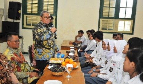 Gubernur Jabar Ahmad Heryawan didampingi Kepala Dinas Pendidikan Jabar H Ahmad Hadadi saat berdialog dengan siswa SMA, belum lama ini. 