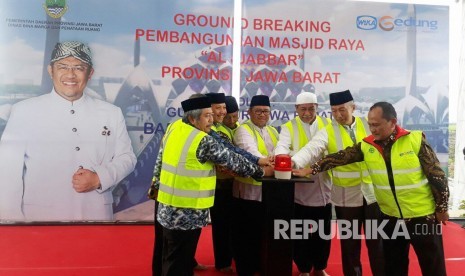 Gubernur Jabar Ahmad Heryawan didampingi sejumlah pejabat dan pihak terkait memijit tombol pada acara ground breaking Masjid Raya Al Jabbar Provinsi Jabar yang bisa menampung 60 ribu jamaah dan dibangun terapung di atas danau di Kawasan Gedebage Kota Bandung, Jumat (29/12).