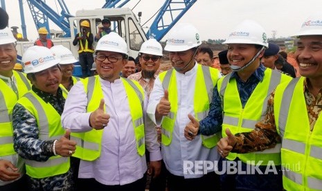 Gubernur Jabar Ahmad Heryawan didampingi sejumlah pejabat dan pihak terkait mengacungkan jempol pada acara ground breaking Masjid Raya Al Jabbar Provinsi Jabar yang bisa menampung 60 ribu jamaah dan dibangun terapung di atas danau di Kawasan Gedebage Kota Bandung, Jumat (29/12).