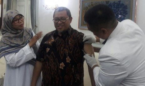 Gubernur Jabar, Ahmad Heryawan, Isterinya Netty   Prasetyani dan keluarganya, disuntik difteri karena kasus difeteri di Jabar cukup tinggi, di Rumah Dinas Gedung Pakuan Kota Bandung, Sabtu (6/1).