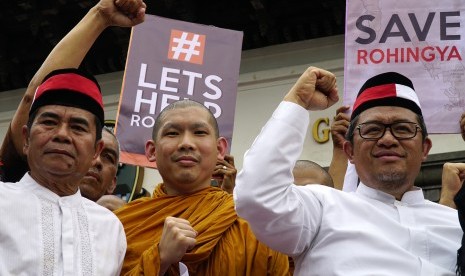 Gubernur Jabar Ahmad Heryawan (kanan) bersama perwakilan biksu dan LSM mengepalkan tangan saat aksi Jabar Peduli Rohingya di depan Gedung Sate Bandung, Jawa Barat, Jumat (8/9).