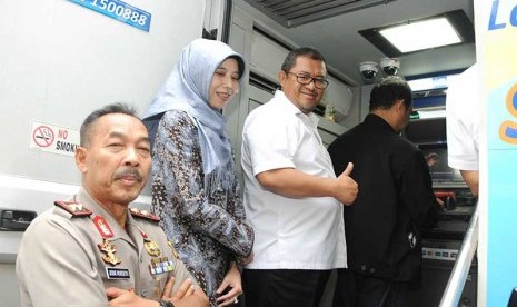 Gubernur Jabar Ahmad Heryawan (kanan) didampingi Ketua DPRD Jabar Ineu Purwadewi Sundari (tengah) sedang meninjau program e-Samsat di Bandung, belum lama ini.