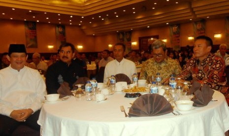 Gubernur Jabar Ahmad Heryawan (kedua dari kanan) didampingi Ketua Umum KONI Jabar Ahmad Saefudin (kedua dari kiri) dalam Silaturahim dan Buka Puasa Bersama antara KONI Jabar dan Gubernur di Hotel Horison, Bandung (Kamis 9/7). Foto: Rachmat Santosa Basarah/Republika