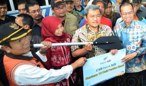   Gubernur Jabar Ahmad Heryawan (kedua kanan), dengan Wakil Bupati Bandung Deden Rumaji (kiri), dan Dirut Bank Bjb Ahmad Irfan (kanan), pada penyerahan bantuan sepuluh perahu karet CSR Bak BJB, di Perempatan Jl Raya Bojongsoang (Ilustrasi)