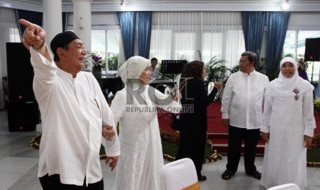 Gubernur Jabar Ahmad Heryawan (kedua kanan) bersama istri dan Wakil Gurbernur Jawa Barat Deddy Mizwar (kiri) bersama istri saat menggelar 