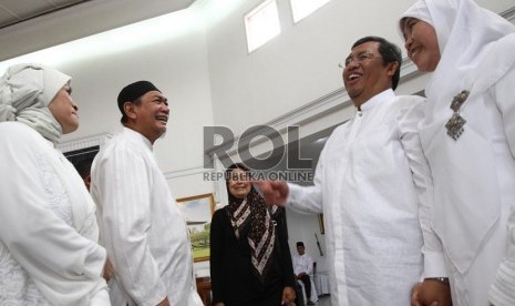 Gubernur Jabar Ahmad Heryawan (kedua kanan) bersama istri dan Wakil Gurbernur Jawa Barat Deddy Mizwar (kiri) bersama istri saat menggelar 