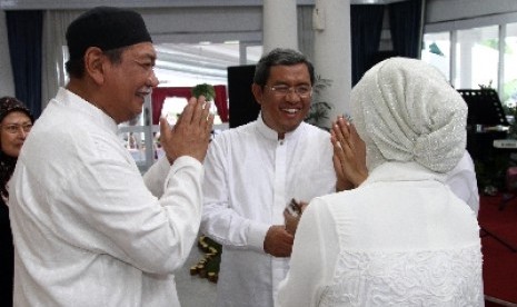 Gubernur Jabar Ahmad Heryawan (kedua kanan) bersama istri dan Wakil Gurbernur Jawa Barat Deddy Mizwar (kiri) bersama istri