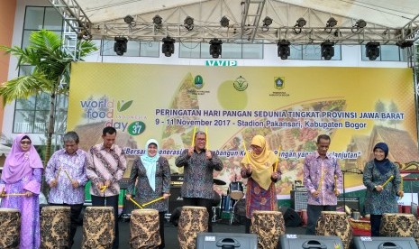  Gubernur Jabar Ahmad Heryawan (keempat dari kanan) didampingi istri (Hj Netty Prasetiyani Heryawan), Kepala Dinas Ketahanan Pangan dan Peternakan Provinsi Jabar Dewi Sartika (kanan), dan pejabar terkait menabuh bedug tanda dibukannya acara Peringatan Hari Pangan Sedunia ke-37 tingkat Provinsi Jabar di Stadion Pakansari, Kabupaten Bogor, Kamis (9/11).