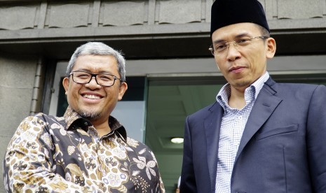 Gubernur Jabar Ahmad Heryawan (kiri) bersalaman dengan Gubernur NTB Muhammad Zainul Majdi (kanan) usai melakukan pertemuan di Gedung Sate Bandung, Jawa Barat, Senin (5/6).