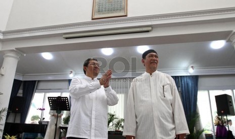  Gubernur Jabar Ahmad Heryawan (kiri) bersama bersama Wakil Gurbernur Jawa Barat Deddy Mizwar (kanan) menyalami para tamu saat menggelar 