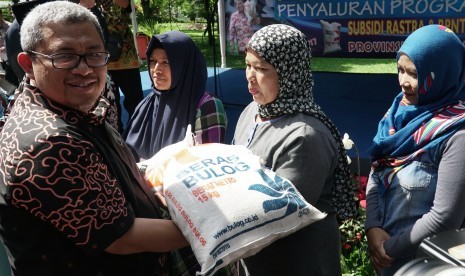 Gubernur Jabar Ahmad Heryawan (kiri) menyalurkan jatah Beras Sejahtera (Rastra) kepada Rumah Tangga Sasaran Penerima Manfaat (RTSPM) saat Peresmian Peluncuran Penyaluran Beras Sejahtera (Rastra) dan Bantuan Pangan Non Tunai (BPNT) tingkat Provinsi 2017 di 