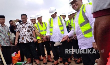 Gubernur Jabar Ahmad Heryawan, melakukan ground breaking Masjid Raya Al Jabbar Provinsi Jabar yang bisa menampung 60 ribu jamaah dan dibangun terapung di atas danau di Kawasan Gedebage Kota Bandung, Jumat (29/12).